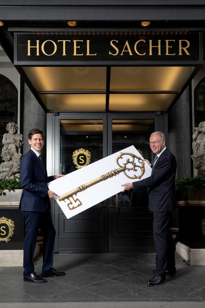 Symbolische Schlüsselübergabe vor dem Hotel Sacher Wien: Reiner Heilmann (rechts) wird von Andreas Keese als neuer Hoteldirektor abgelöst. (Foto: Sacher) 