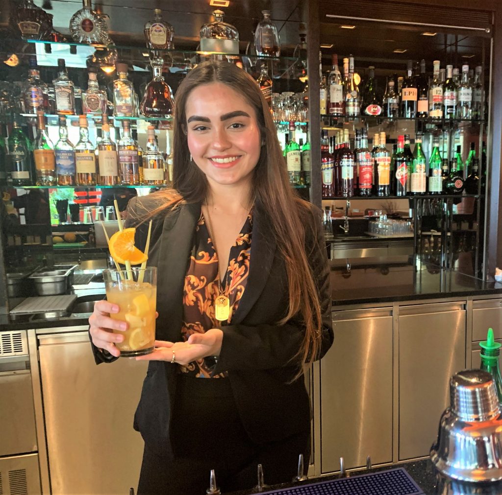 Isabella Gmeiner, ehemalige Praktikantin des Asia Resort, und Schülerin der Tourismusschulen Semmering gewinnt mit ihrer Eigenkretation "Eurasian" den ersten Platz beim Monin Cocktail-Schülercup 2020.